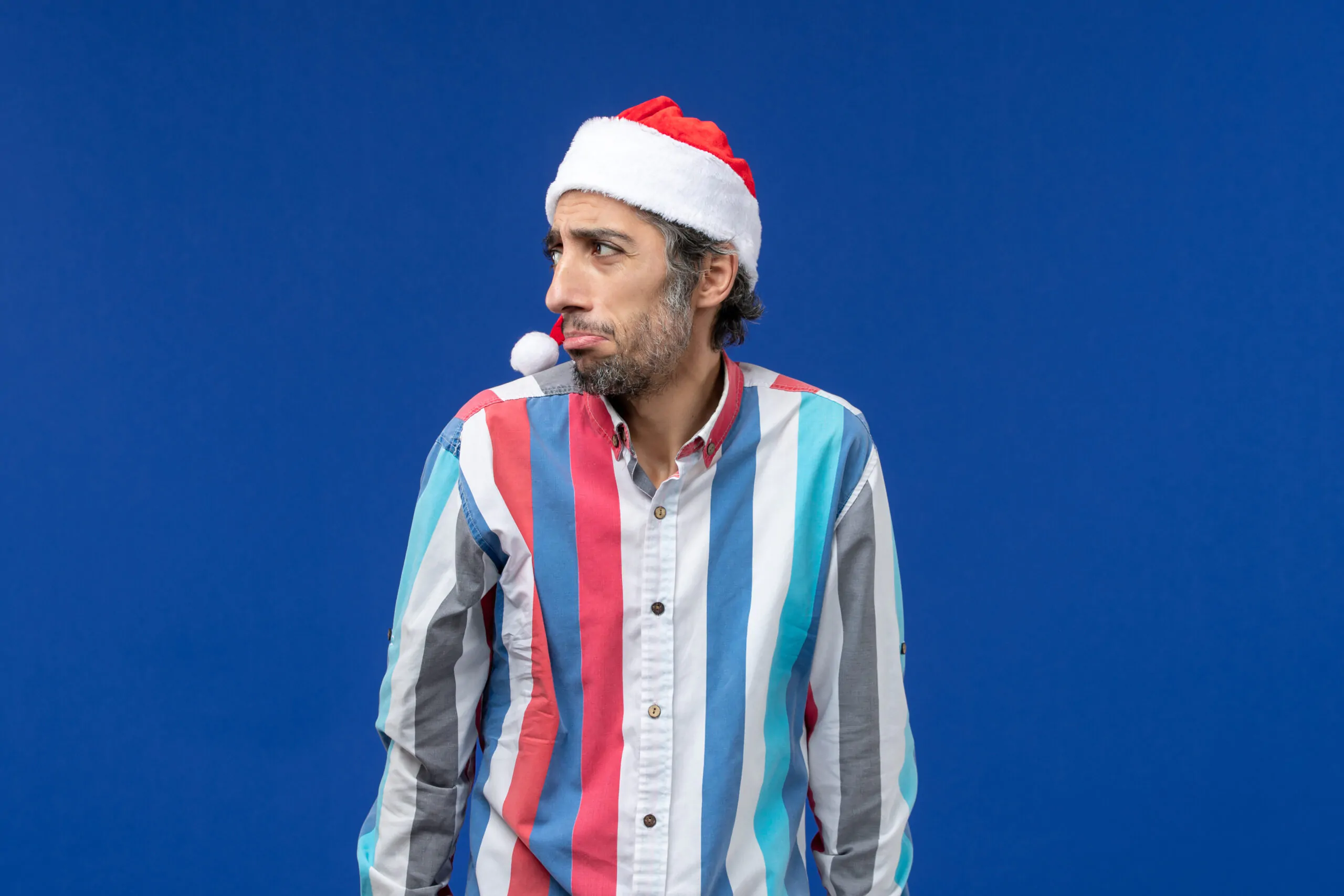 front-view-regular-male-with-sad-expression-christmas-holiday-santa Trabajadores en Home Office con Software de RH