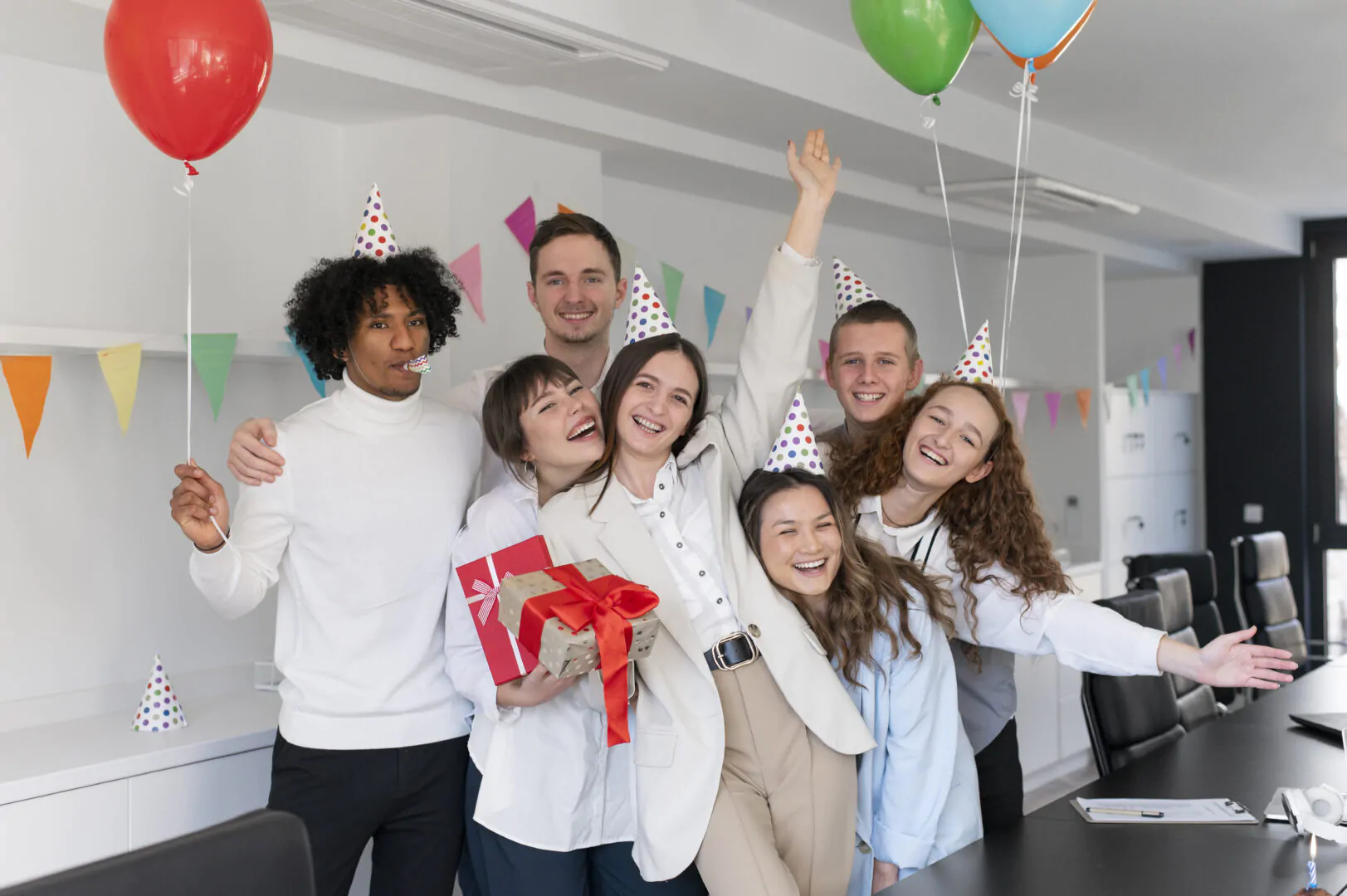 medium-shot-smiley-people-with-balloons Plataforma de experiencia del colaborador