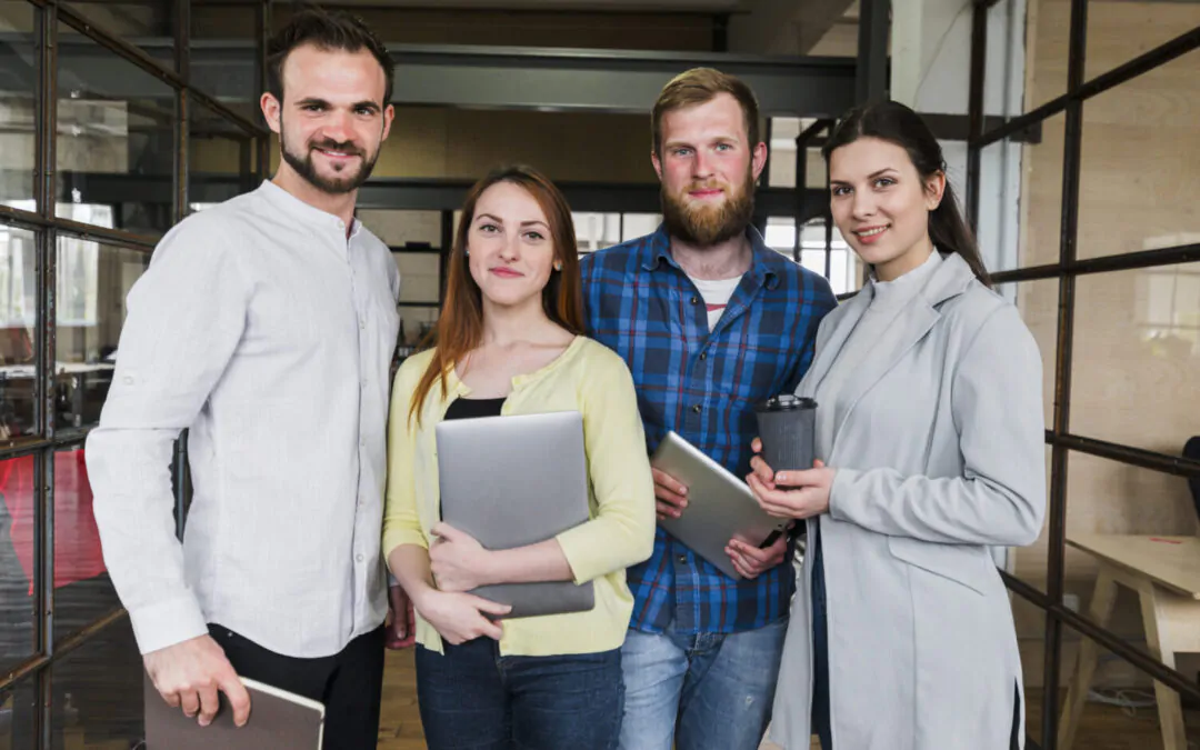 ¡Sonrisas en el trabajo! ¿Cómo hacer que los colaboradores se sientan geniales? 